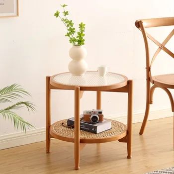Простой японский чайный столик из ротанга для маленькой семейной гостиной из массива дерева в японском стиле.