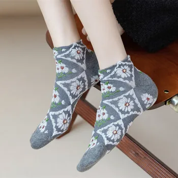 Корейские модные Женские носки с цветочной вышивкой Harajuku, носки до щиколотки с глубоким вырезом, Женские Хлопчатобумажные дышащие короткие носки в стиле ретро уличной одежды