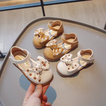 Летние сандалии Baotou для маленьких девочек, новая корейская версия маленьких кожаных туфель принцессы с волнистым бантом в горошек