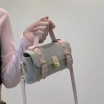 Женская сумка для рук 2023 Популярная Новая модная Маленькая квадратная сумка Универсальная сумка через плечо Ins на одно плечо