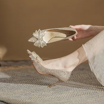 Шикарная женщина на высоком каблуке с блестками 2023, свадебные туфли с острым носком, украшенные стразами, женские туфли-лодочки на шпильке с бантом из горного хрусталя