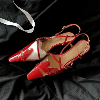 Новые туфли-лодочки 2023 года из красной лакированной кожи на неглубокой вечерней шпильке с сердечным декором, черные модные женские босоножки на высоком каблуке с откидывающейся спинкой
